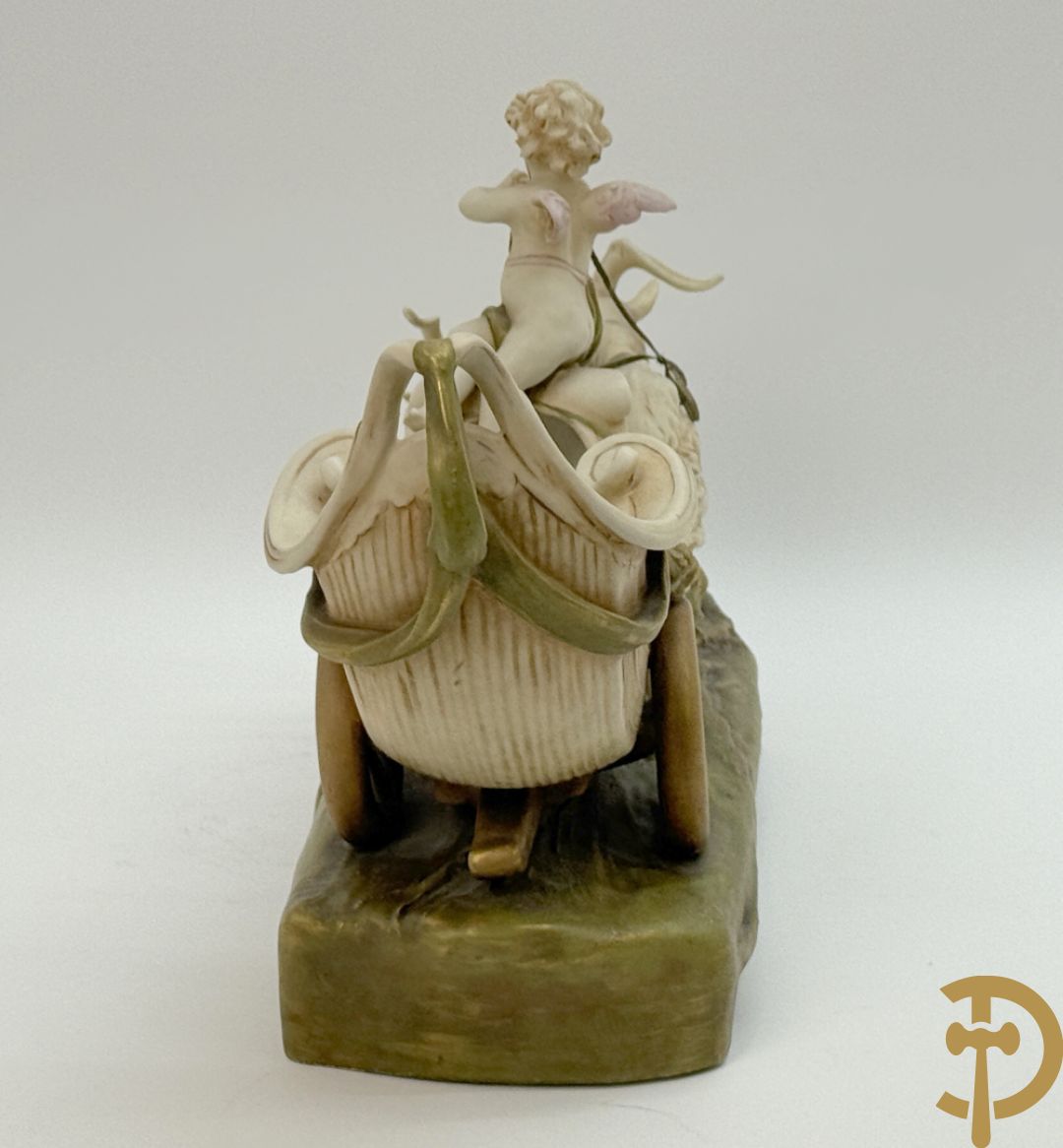 Royal Dux beeld van cupido met 2 rammen op carosse