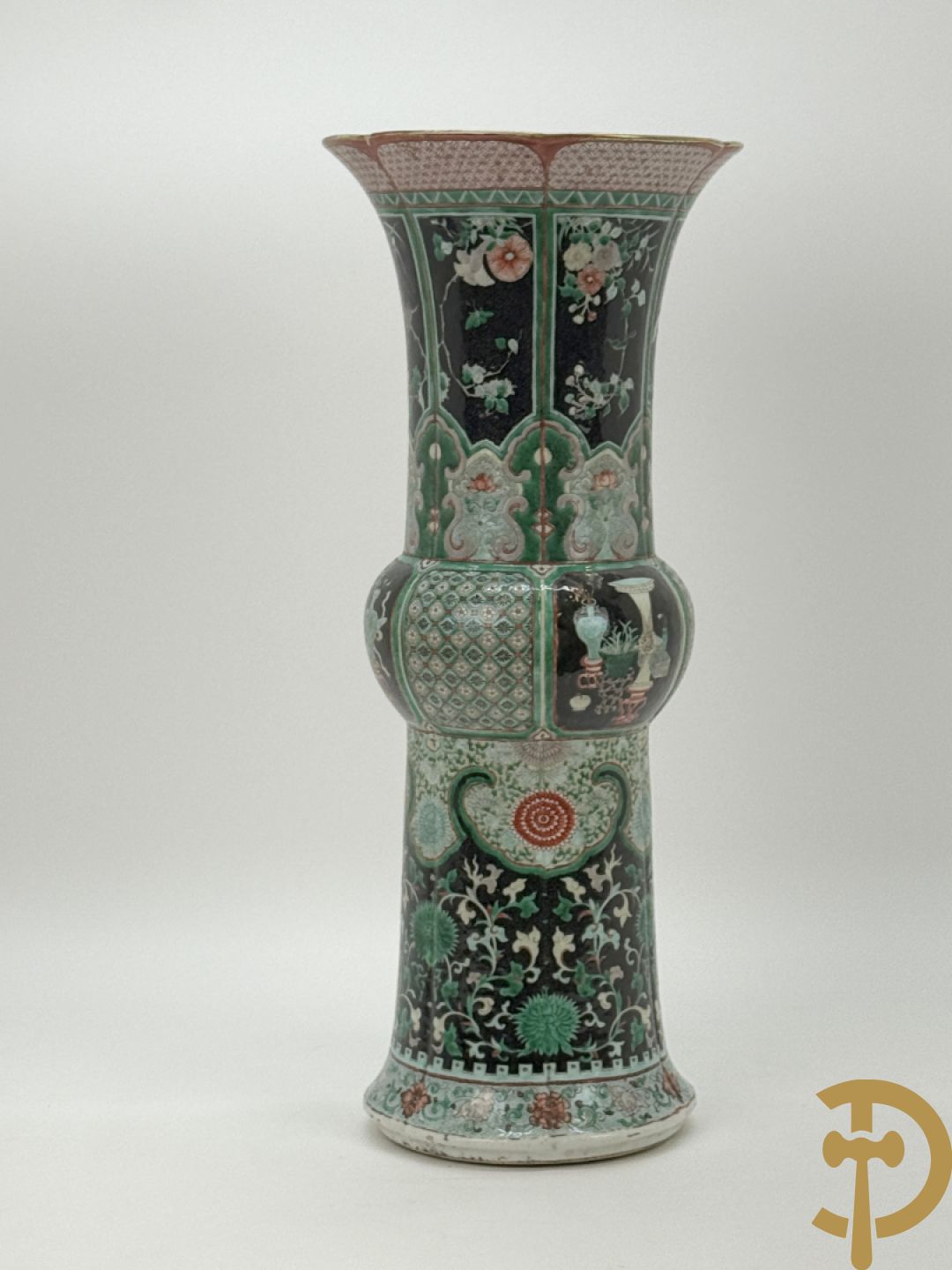 Antieke Chinese Gu vaas met geschenkendecor op zwarte fond