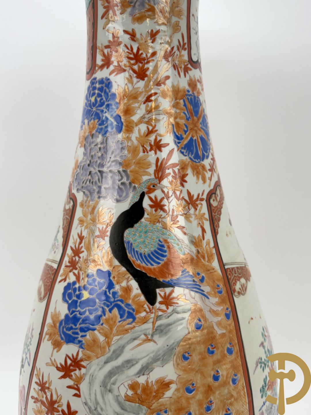 Paar Japanse porseleinen waaiervazen met bloemen en geanimeerd decor