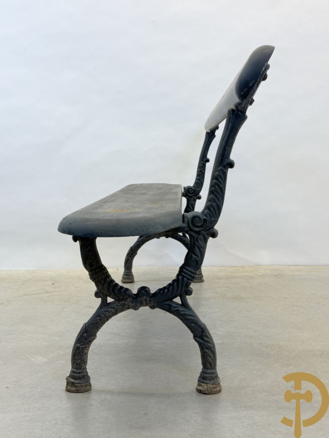 Tuinbank met houten beschilderde zitting en rugleuning op metalen chassis