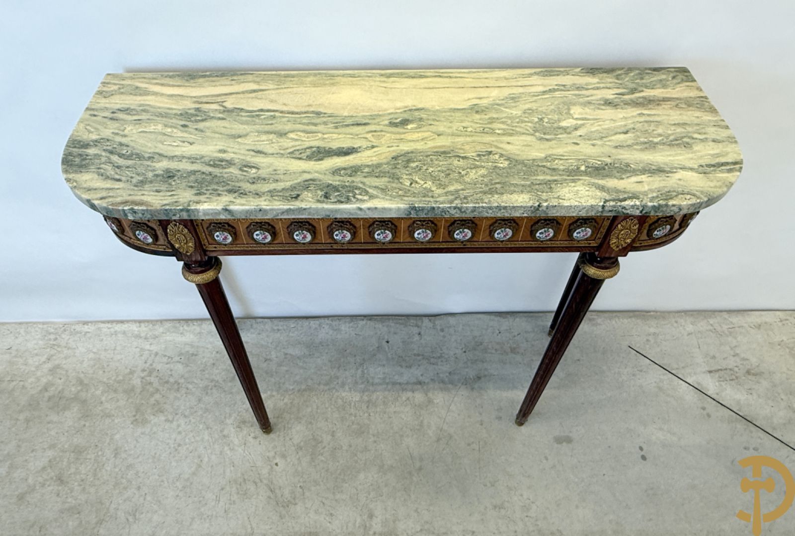 Notelaren console met porseleinen plakkettes met bloemen beschilderd en bronsbeslag + spiegel met porseleinen plakkettes