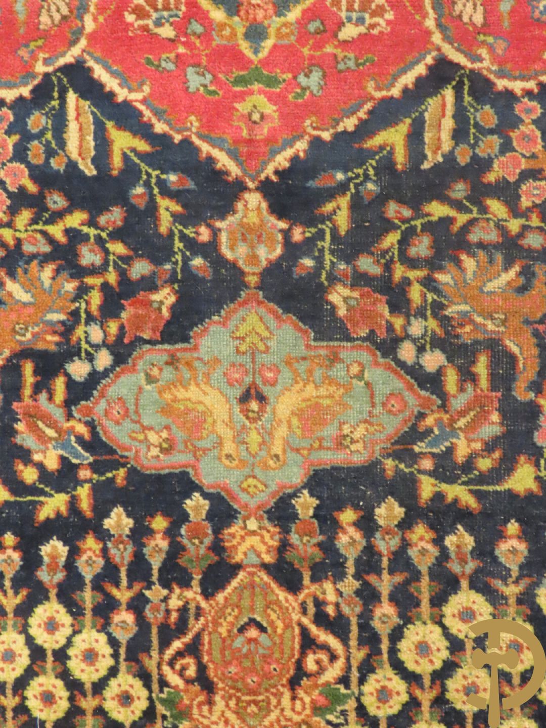 Antiek Oosters handgeknoopt tapijt Tabriz met amfoor en bloementafereel