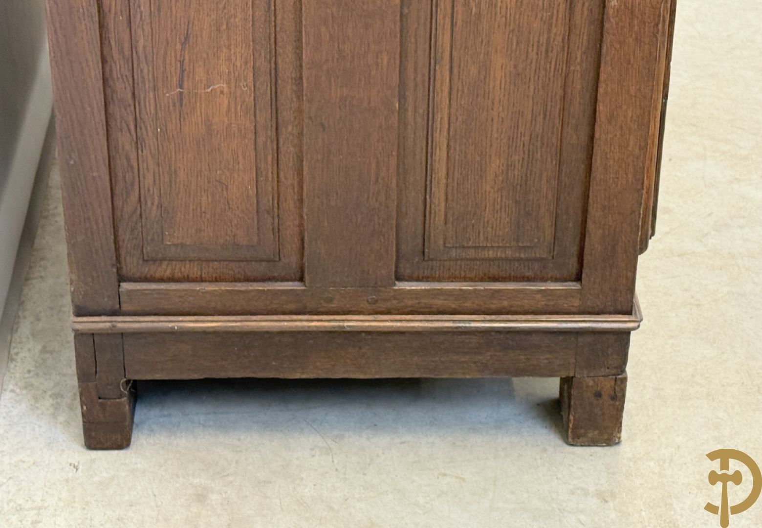 Massief eiken tweedeursdresse met 2 lades en panelen in de deuren, Louis XIII, 18e