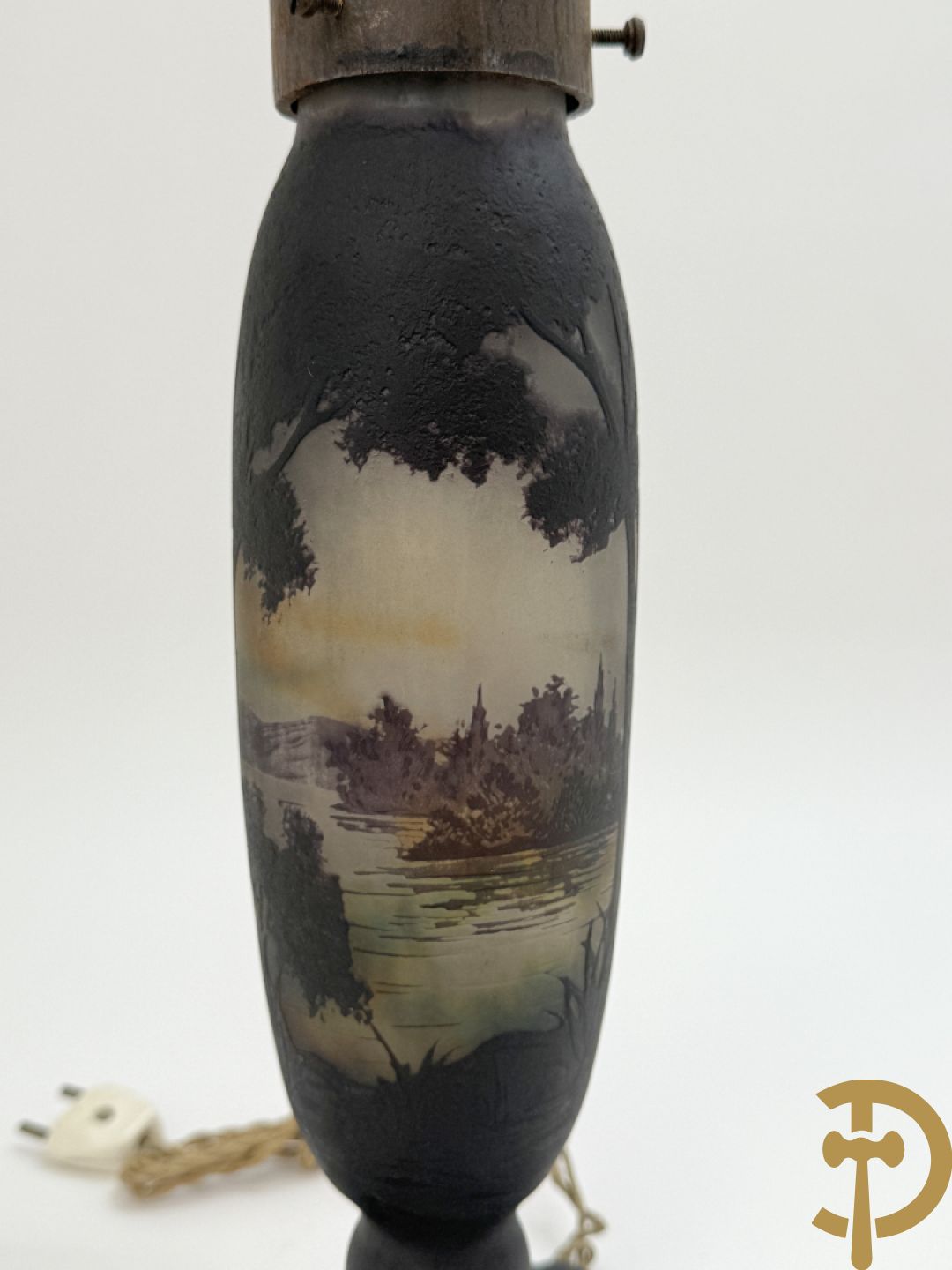 Pate de verre lampadaire Art Deco met geïriseerd lanschapsdecor, Müller Frères Luneville getekend