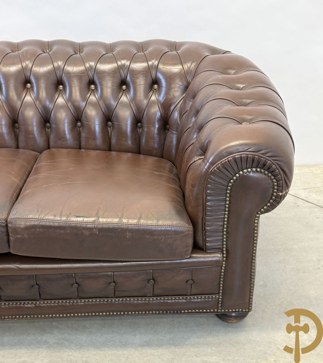 Bruin lederen driezit en club chesterfield