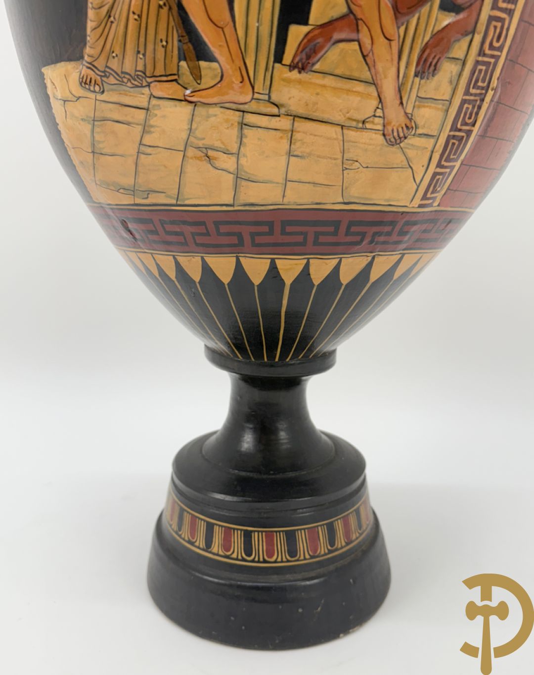 Amfoorvormige vaas in terra cotta met voorstellingen uit de Klassieke oudheid, Griekse stijl