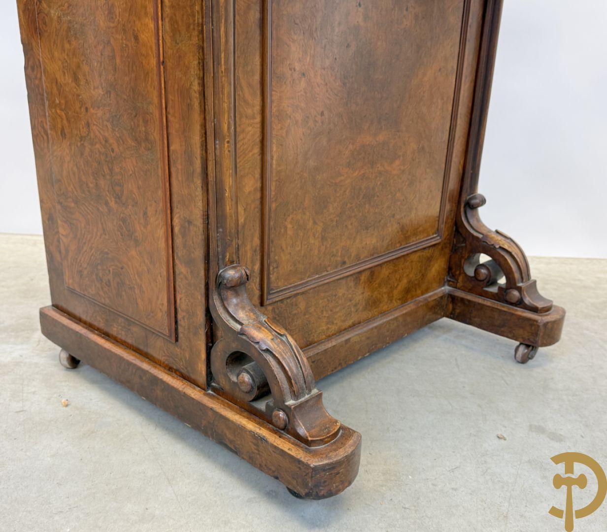 Wortelnotehouten Engels Davenportbureel met klep - zijdelings met deur en 4 ingebouwde lades