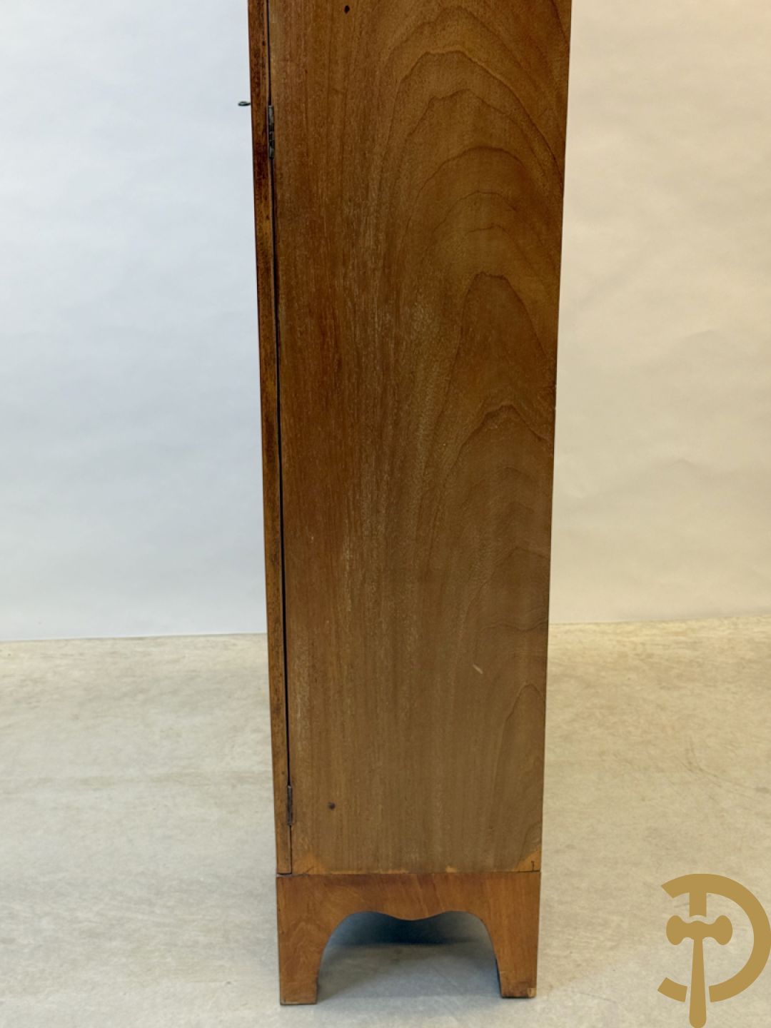 Paar Engelse mahoniehouten vitrines met legbanken