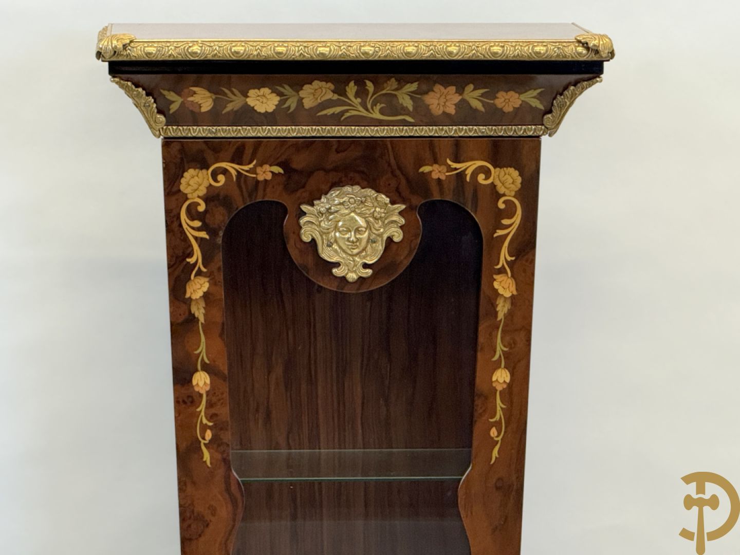 Notelaren sokkel met ingebouwde vitrine, marquetterie en bronsbelag