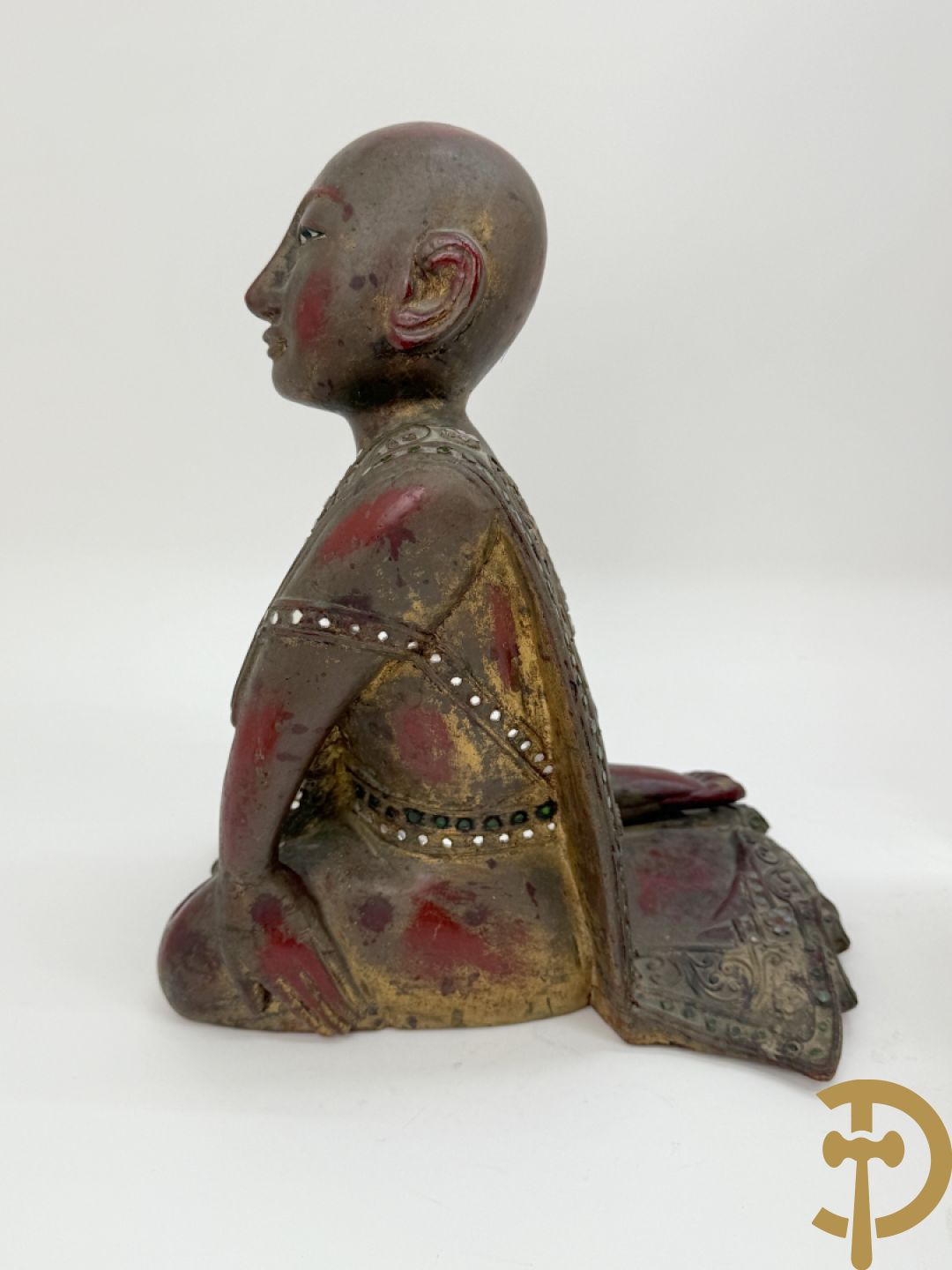 Negen houtgesculpteerde boedhistische figuren waarvan enkele verguld