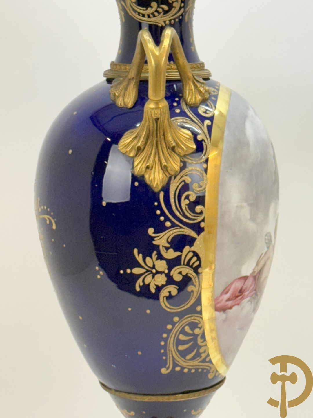 Paar Sèvres stijl vazen met bronzen oren en éénzijdig decor van cupido