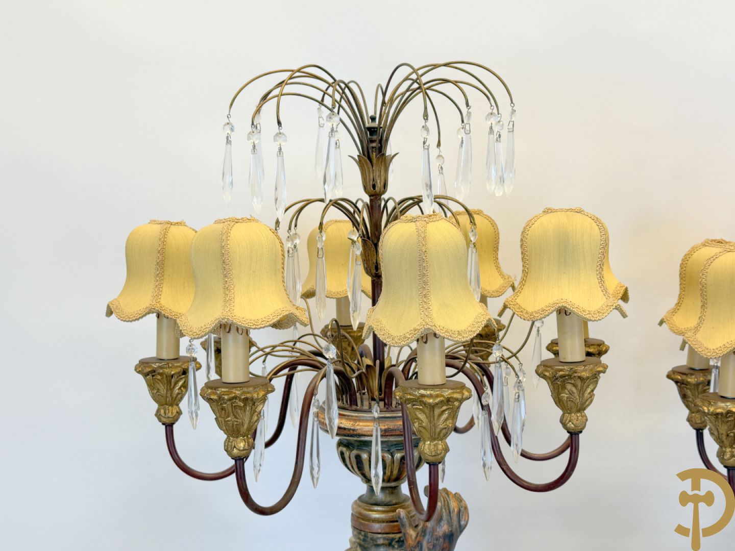 Paar gepolychromeerde dames op sokkel, bekroond met achtarmige kandelaar met lichtpunten en bellen, Italiaans, jaren 