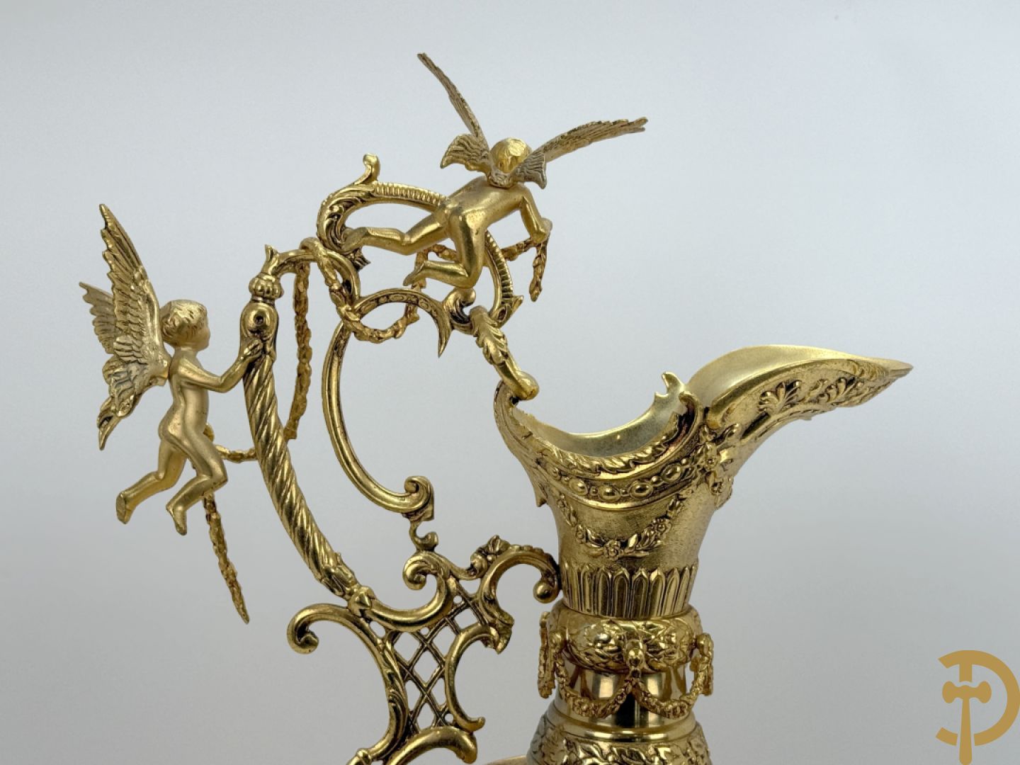 Vuurvergulde bronzen amfoorvaas met basrelief van dame en bezet met cupido