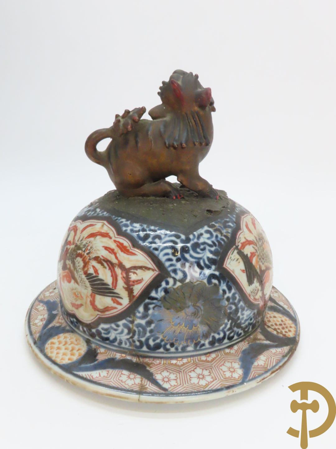 Grote Japanse Imari dekselpotiche bezet met fo hond en natuurtaferelen