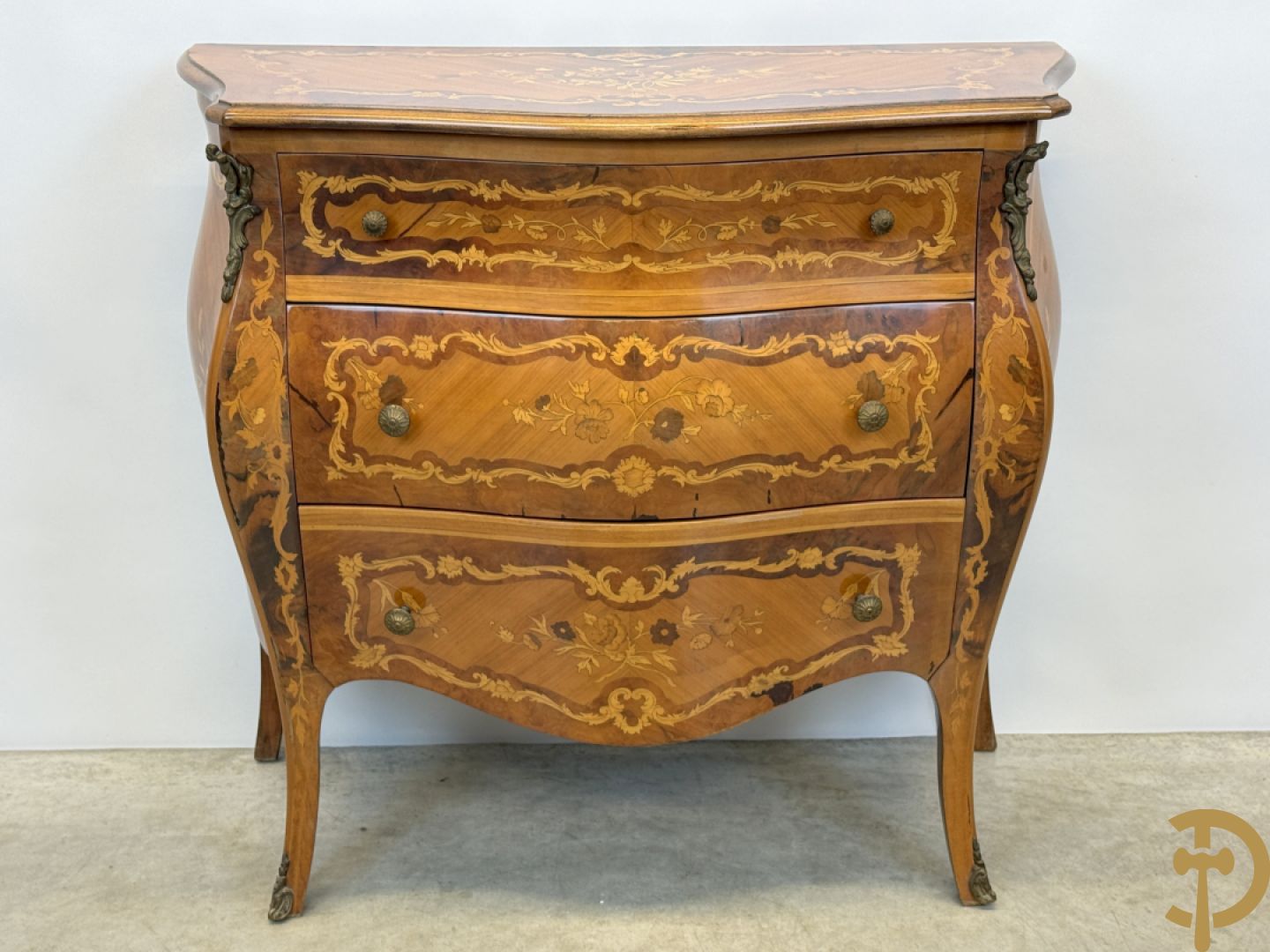 Gegalbeerde notelaren drieladencommode met bloemenmarquetterie