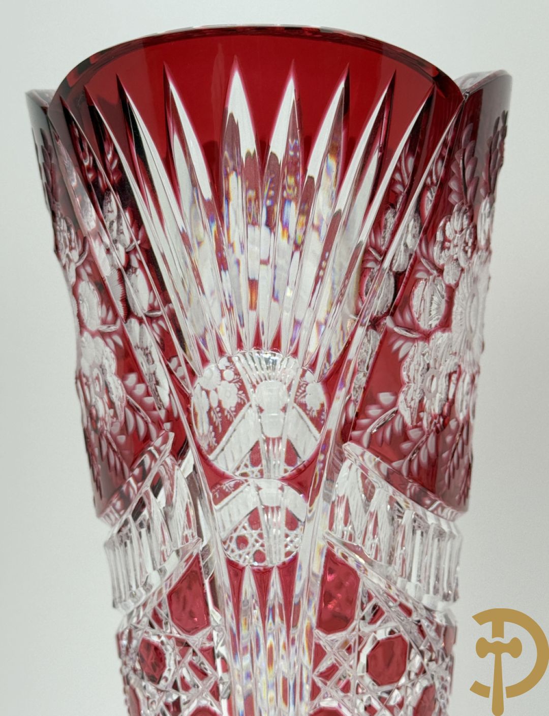 Paar rood kristallen geslepen Boheemse vazen met bloemendecor