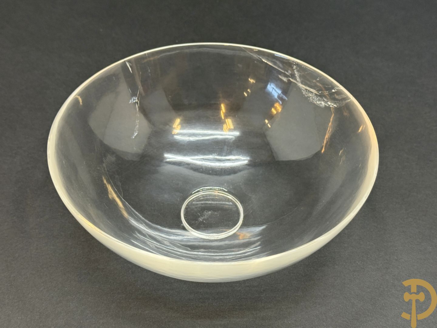 Wolf Helmut (getekend onderaan) Gepolierde schaal/bowl van doorschijnend bergkristal met rechte rand (scherfje aan voet) onder getekend WOLF H. (Steinbildhauer, Edelsteingestalter, aus Kirschweiler, Idar-Oberstein),