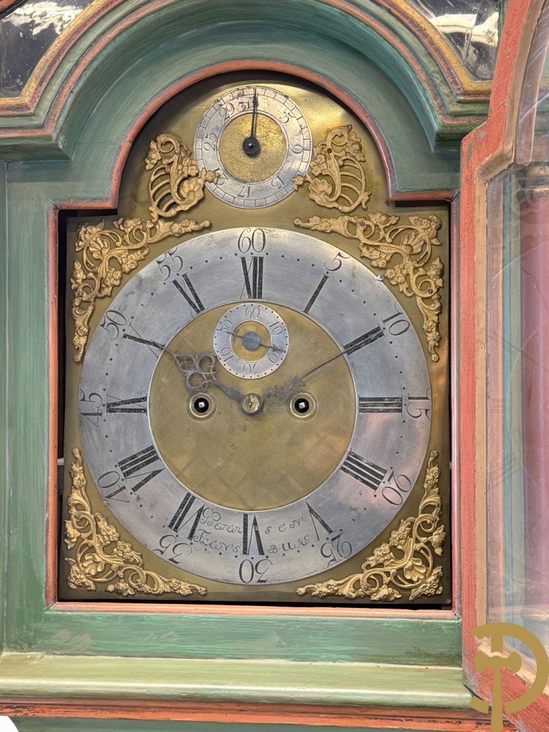 Beschilderde Engelse mahoniehouten grootvadersklok - deur met bloementafereel, getekend G. Peters Flensburg