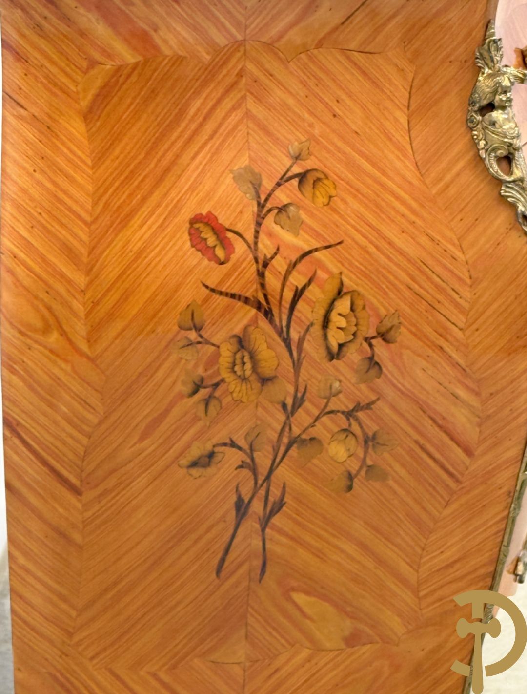 Notelaren gegalbeerde drieladencommode met bloemenmarketterie en marmeren blad