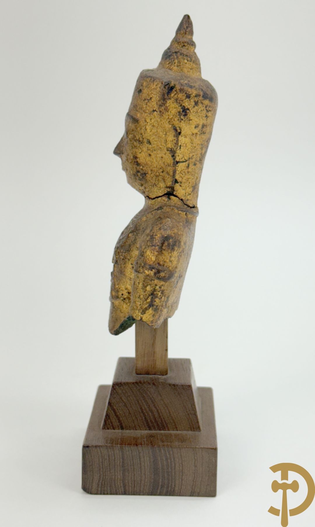 Bronzen zittende boedha in verloren was techniek + fragment van Tibetaans vergulde boedha + bronzen boedhahoofd op houten sokkel