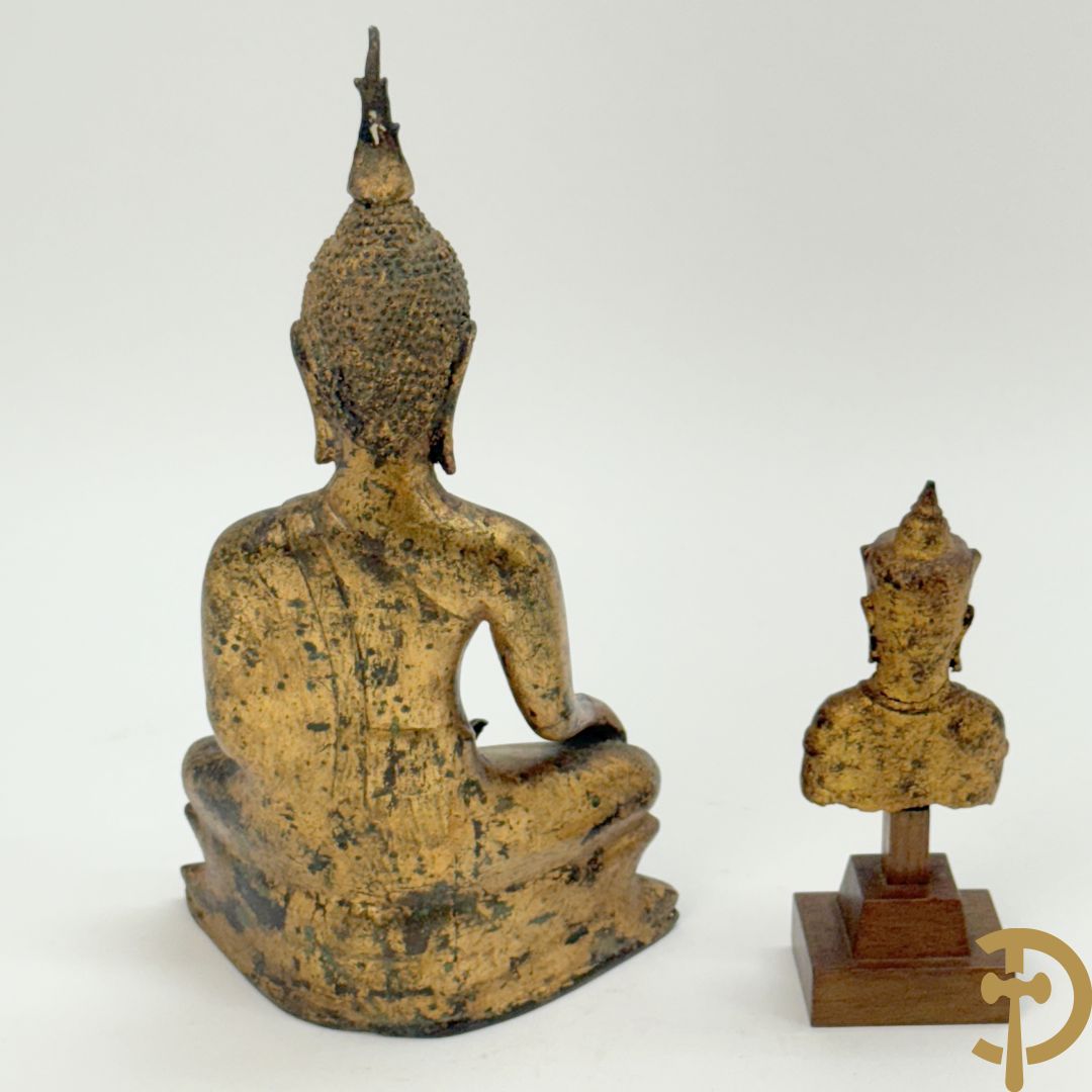 Bronzen zittende boedha in verloren was techniek + fragment van Tibetaans vergulde boedha + bronzen boedhahoofd op houten sokkel
