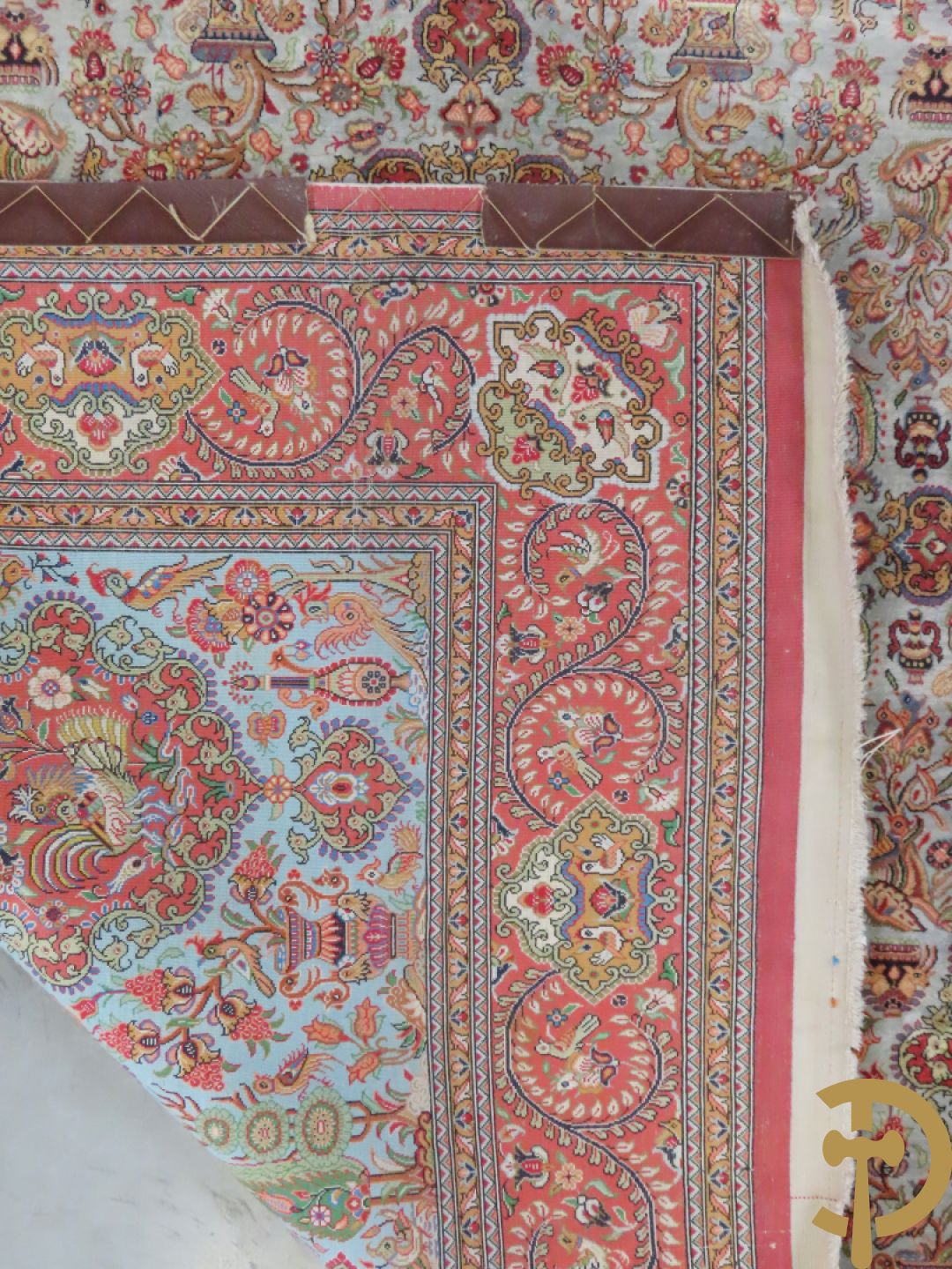 Oosters handgeknoopt tapijt zijde op katoen met bloemenpatronen, vogelmotieven en decor van amfoorvazen + Oosters handgeknoopt tapijt met decor van bloemen en amfoorvaas