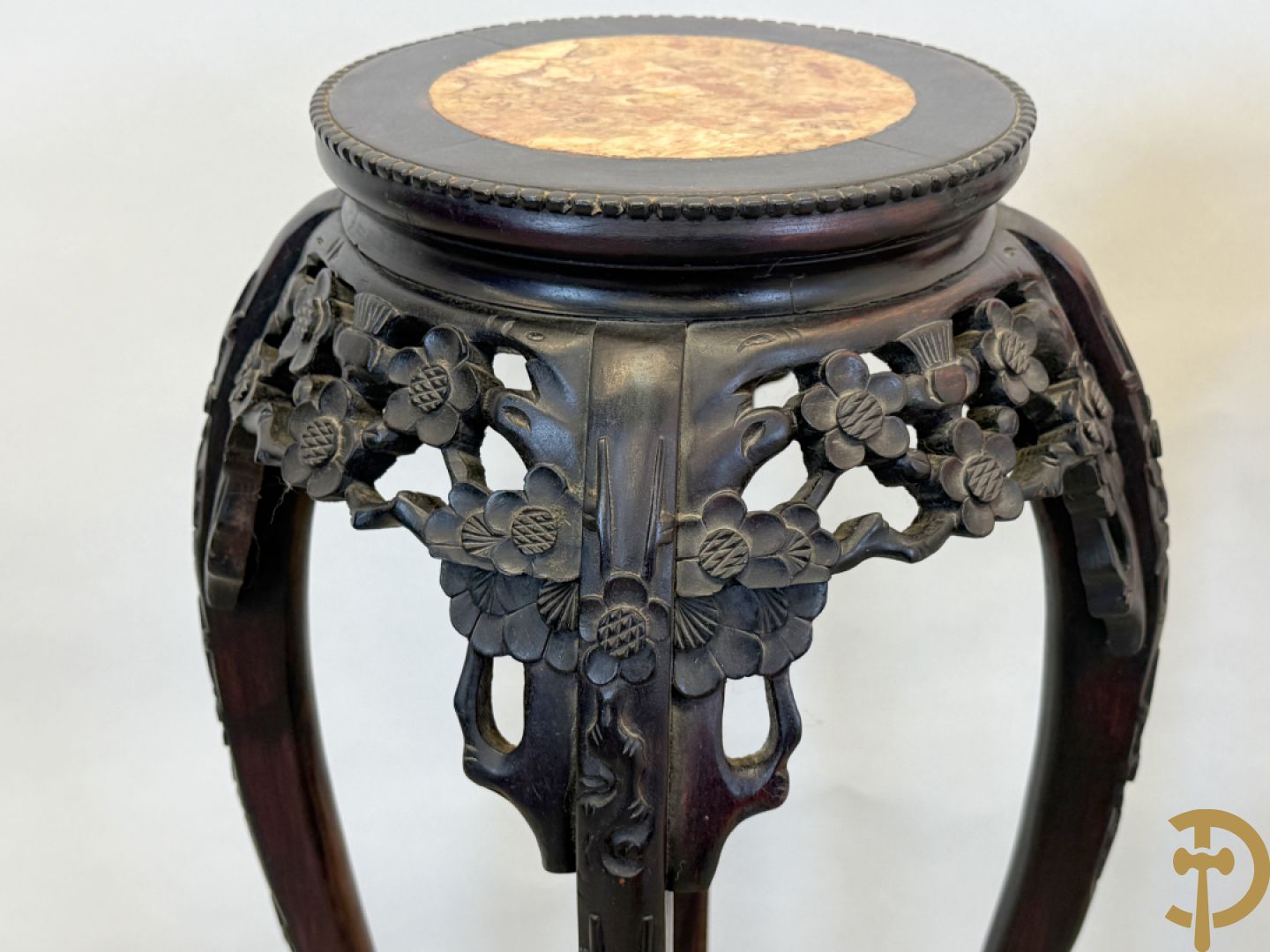 Paar hoge Chinese handgesculpteerde staanders met bloemen