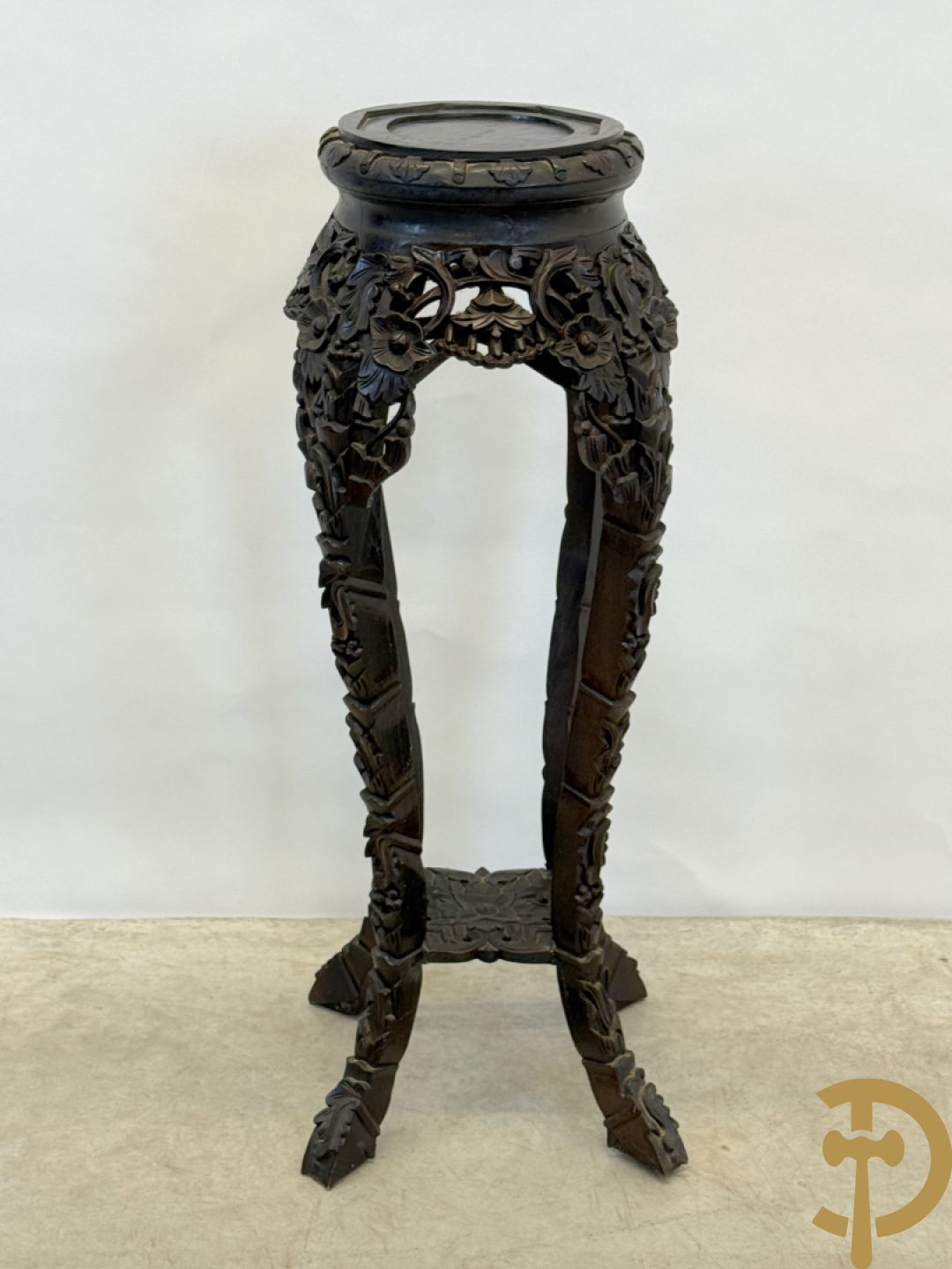 Chinese handgesculpteerde hoge sokkel met bloemenmotieven