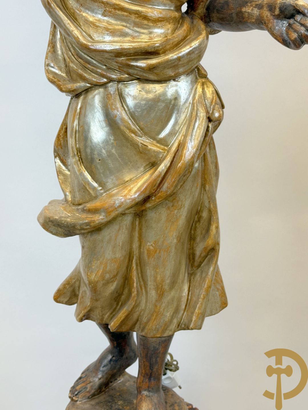 Paar gepolychromeerde dames op sokkel, bekroond met achtarmige kandelaar met lichtpunten en bellen, Italiaans, jaren 