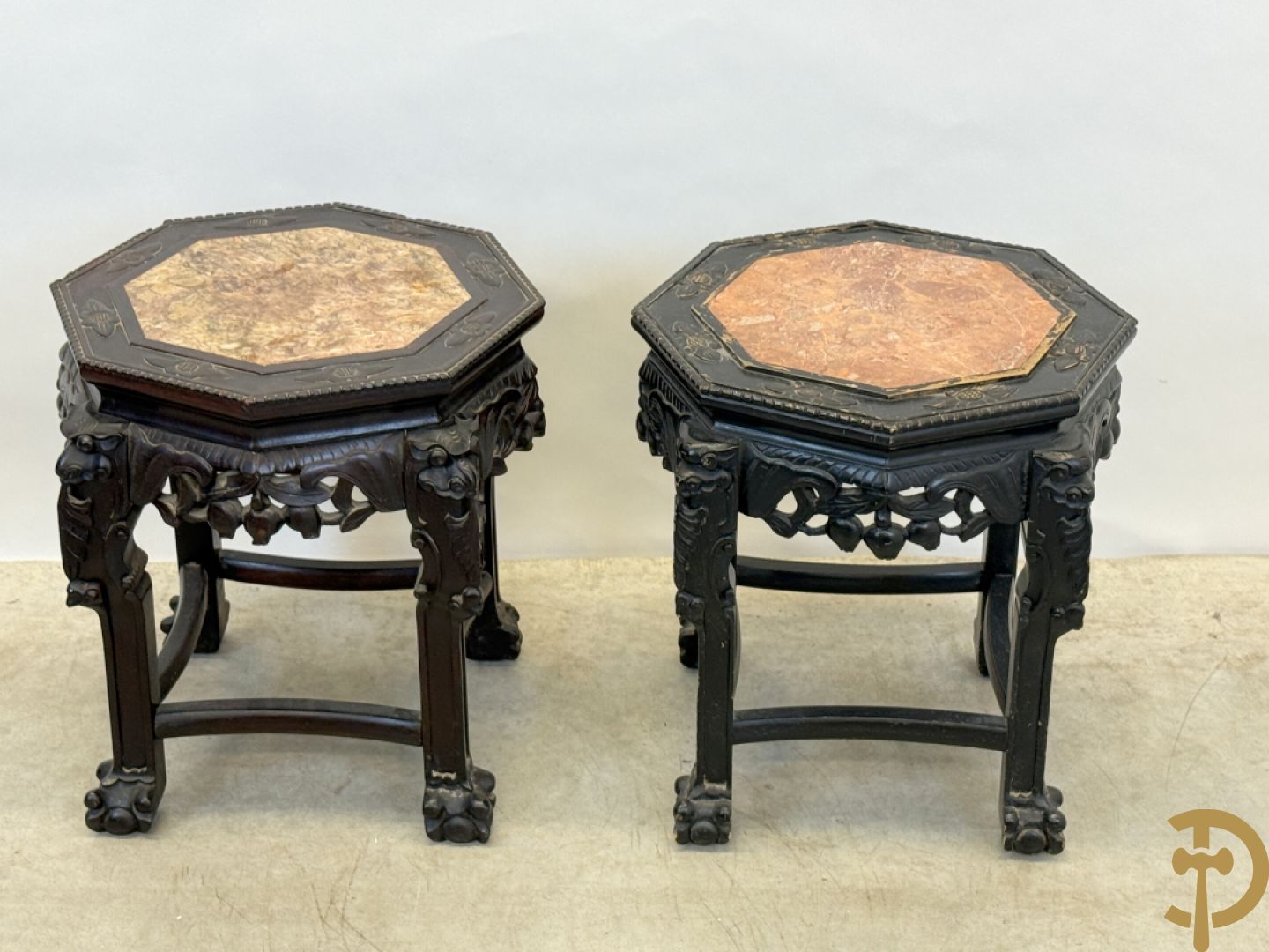 Paar achthoekige hardhouten Chinese sokkels met fo-honden en bloemendecoratie