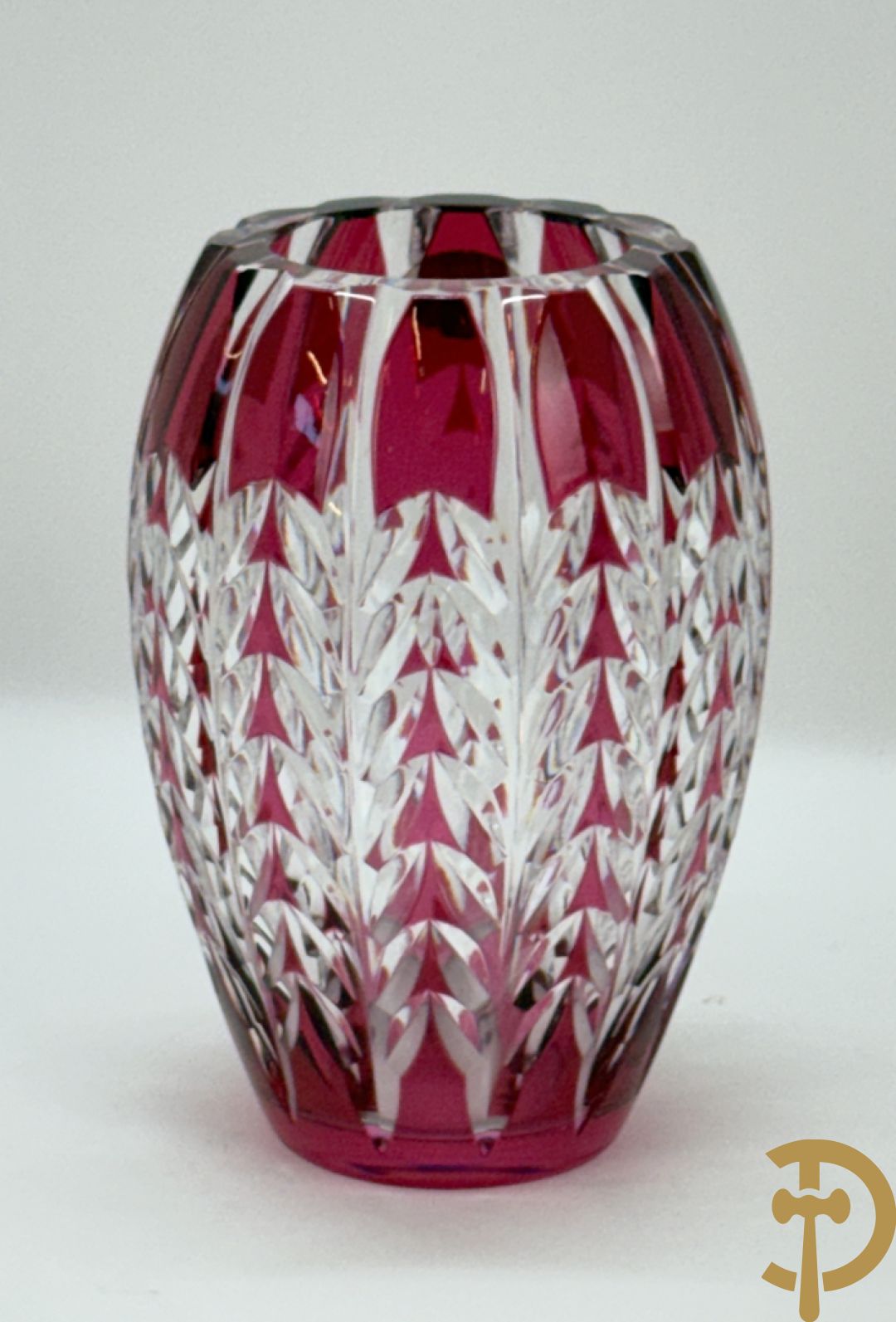 Rood gekleurde handgeslepen Val-Saint-Lambert vaas