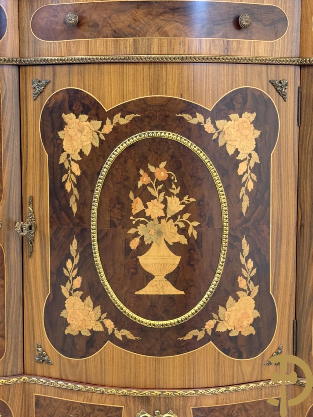 Notelaren hoekkast met lade, bloemenmarketterie en bronsbeslag - bovenaan met wit marmeren blad