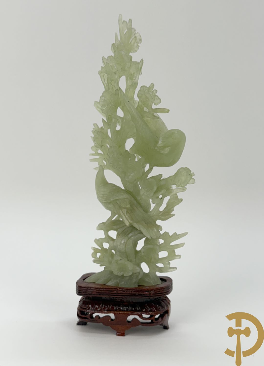 Drie jade sculpturen van vogels met bloemen op sokkel
