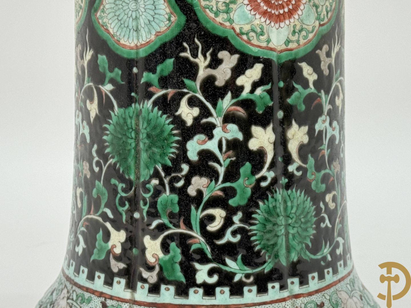 Antieke Chinese Gu vaas met geschenkendecor op zwarte fond