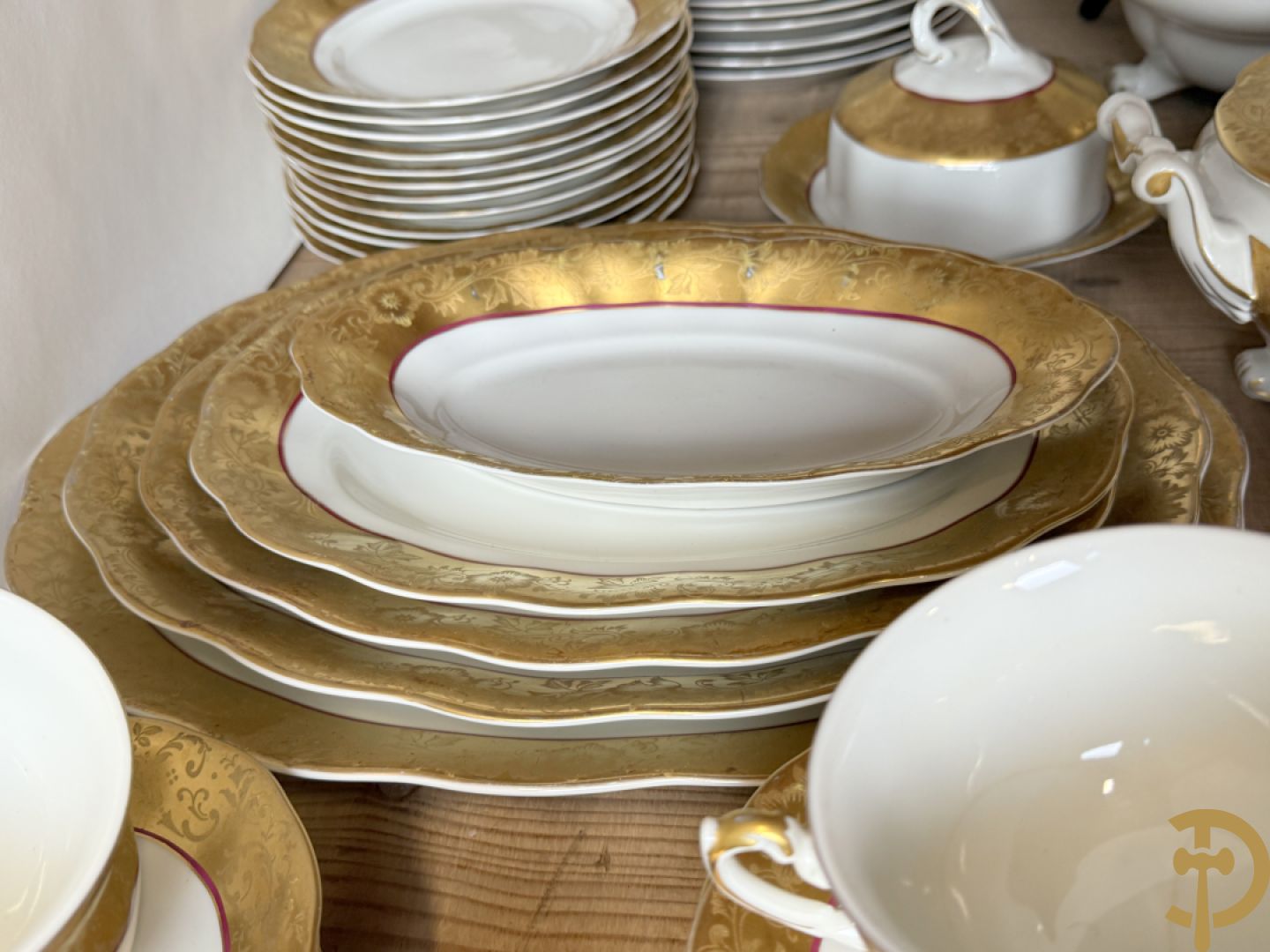 Verguld porseleinen servies met bloemenmotieven