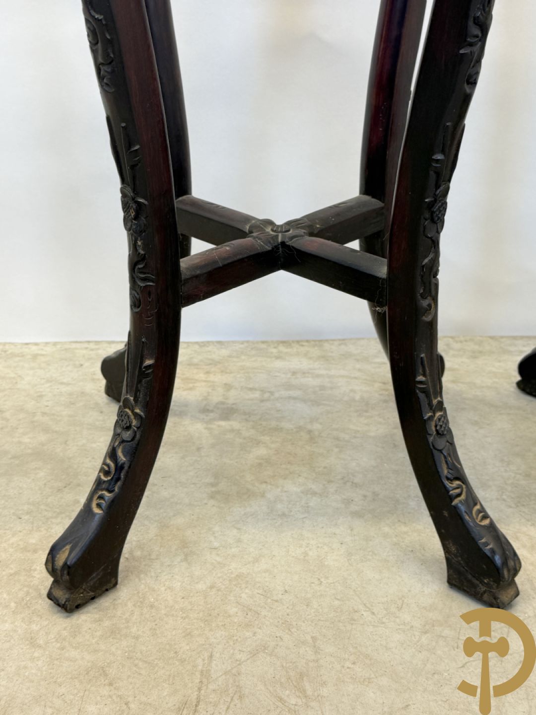 Paar hoge Chinese handgesculpteerde staanders met bloemen