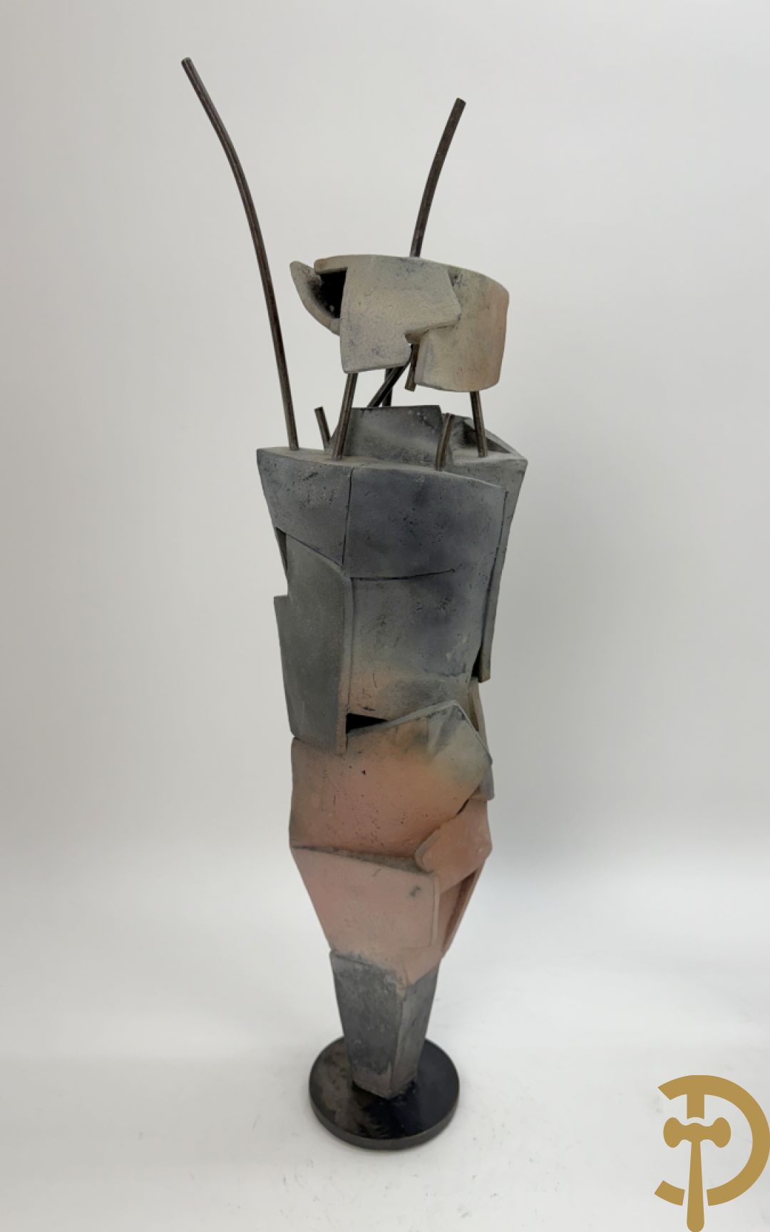 VANDEWEGE Rik getekend onderaan 8816 en 8817 - Twee moderne keramieken abstracte figuren