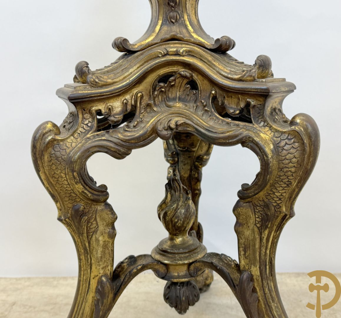 Bronzen staander op drie voluutvormige poten met acanthusranken, bezet met guirlandes en bovenaan met marmeren plateau