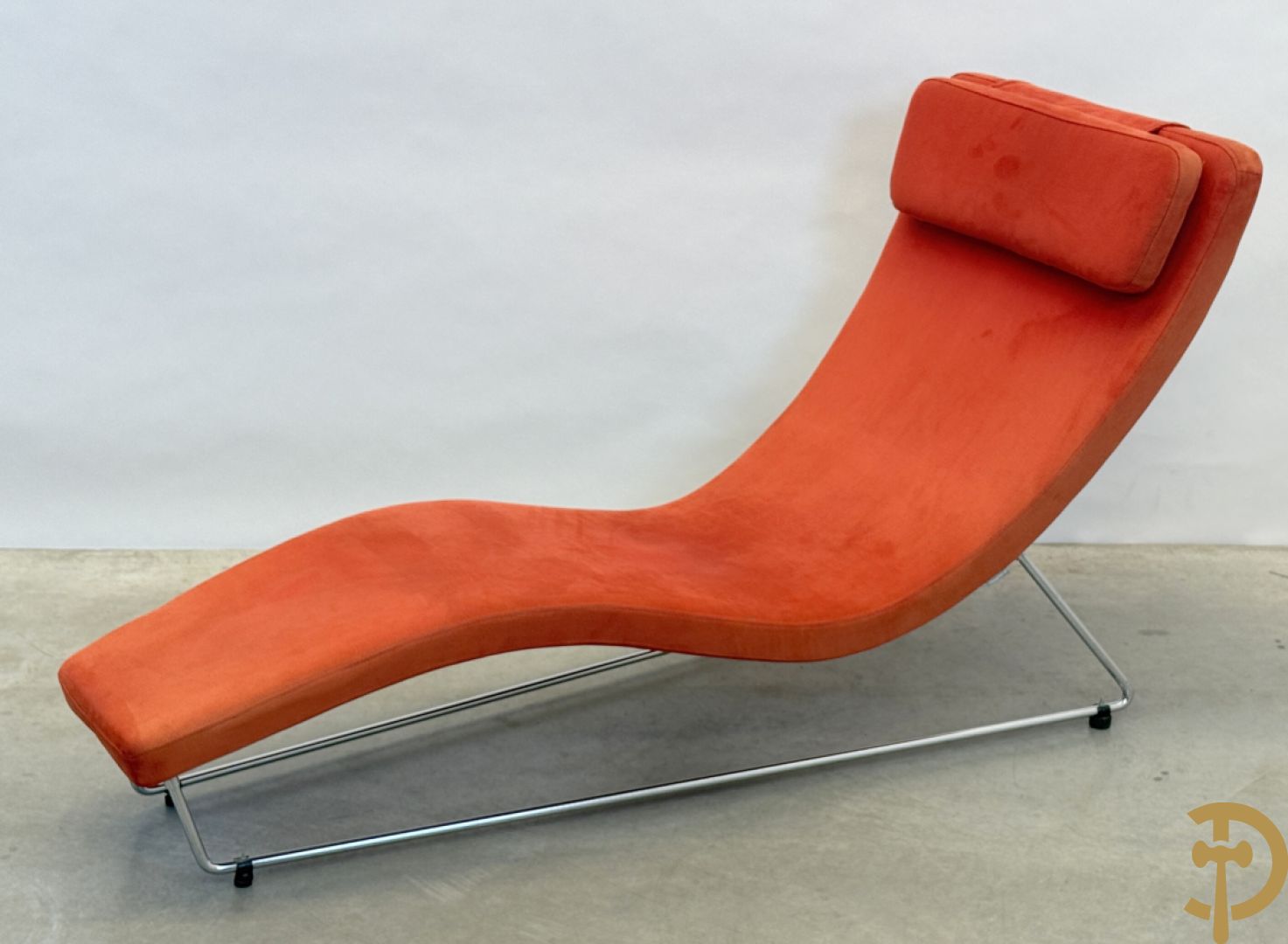 Design ligzetel in rode stof op chromé onderstel, Jongform