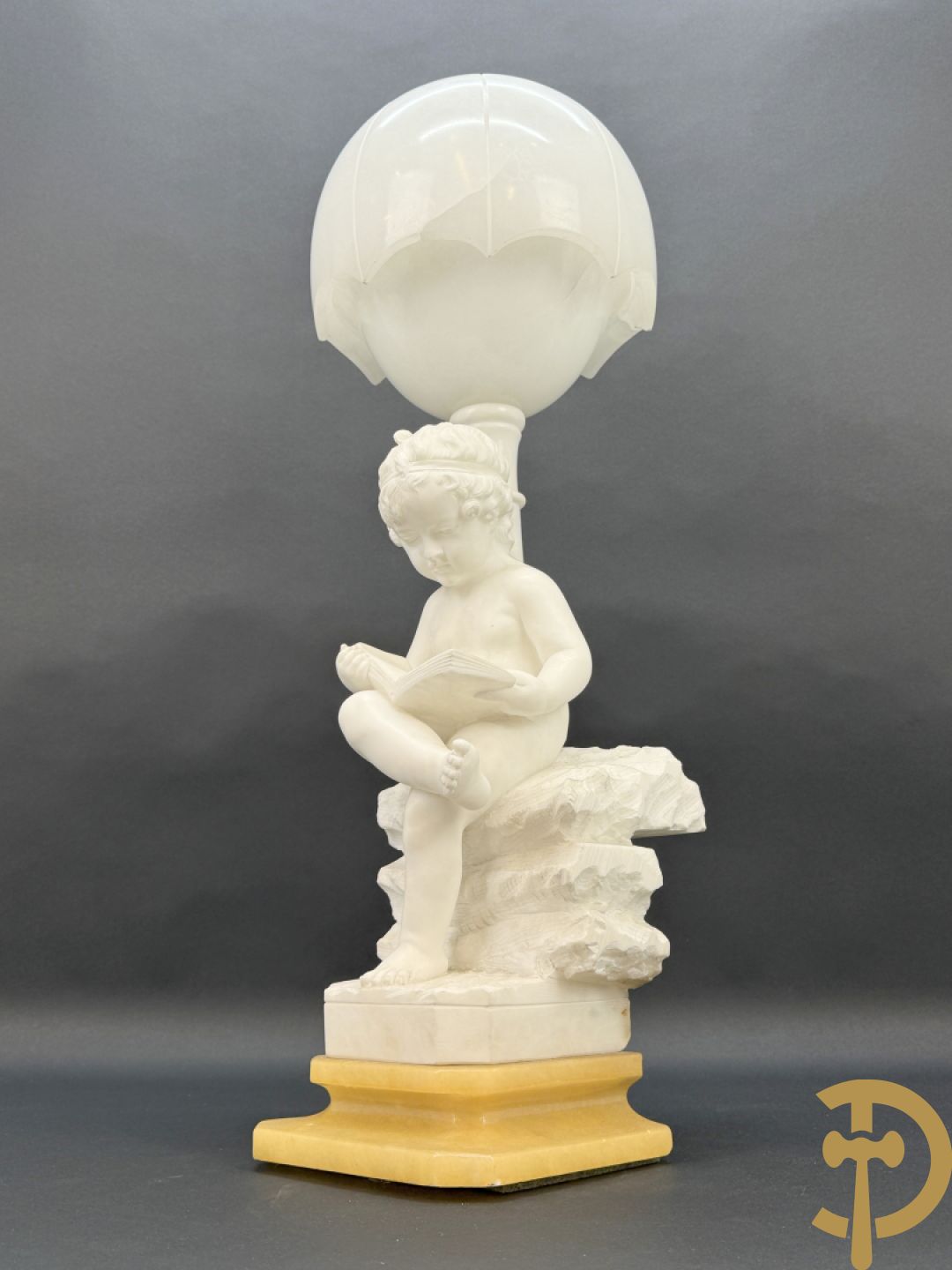 Albast beeld van jongen met boek en lamp