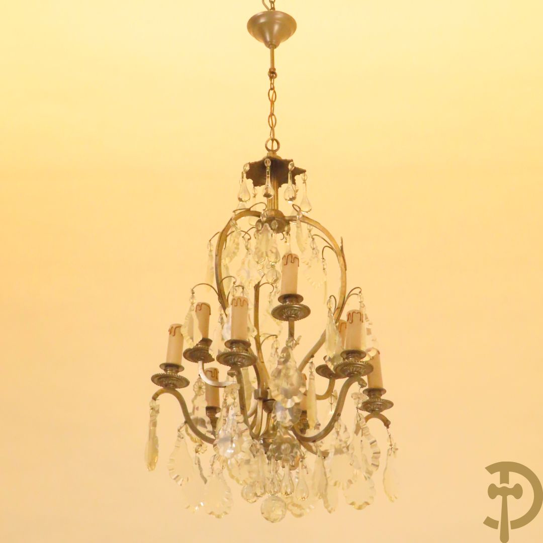 Franse chrome luchter met  9 lichtpunten bezet met tranenbellen en plakettes