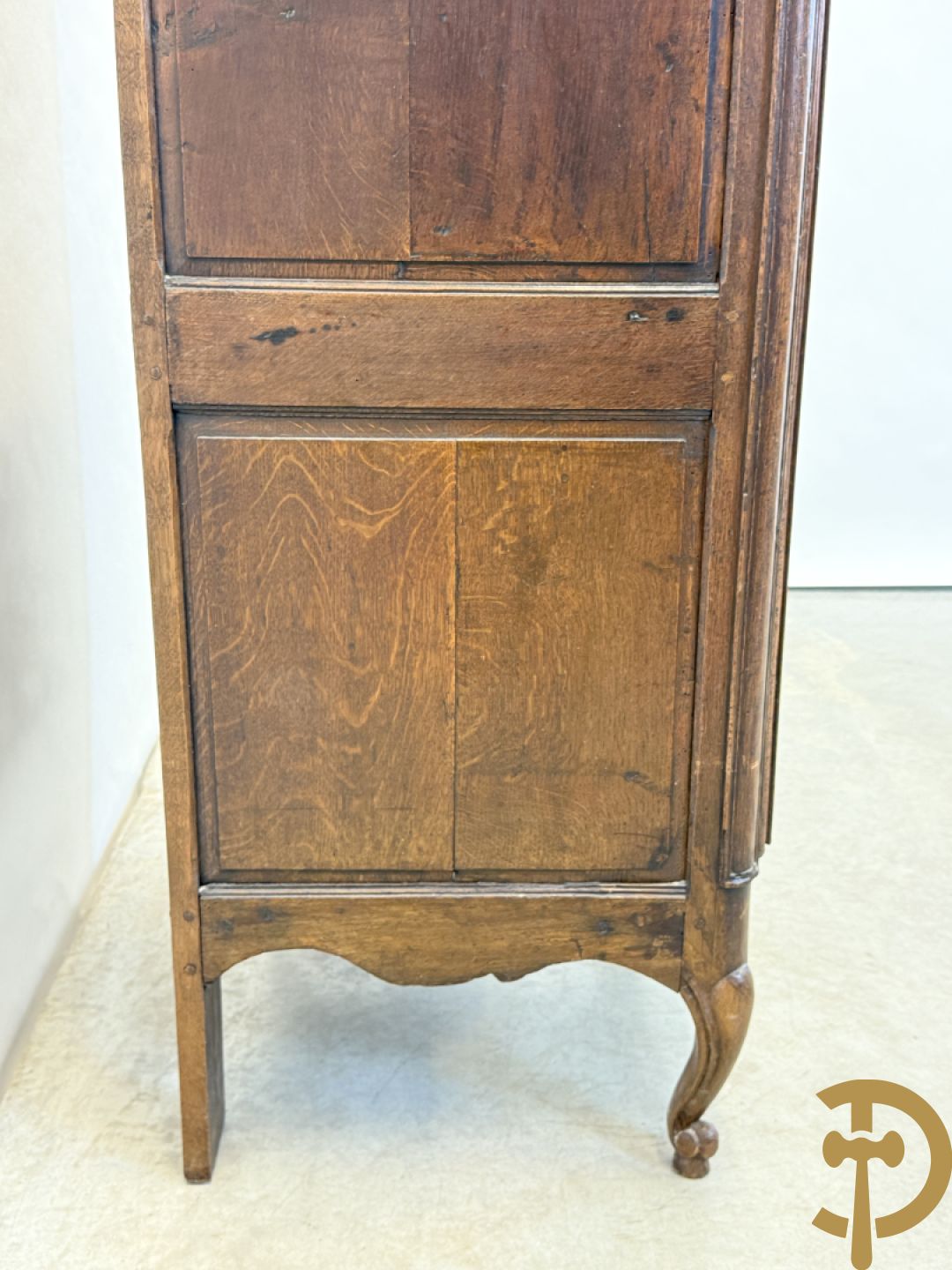 Massief eiken Franse confiturier met deur, lade, afgeronde zijkanten en voluutvormige poten