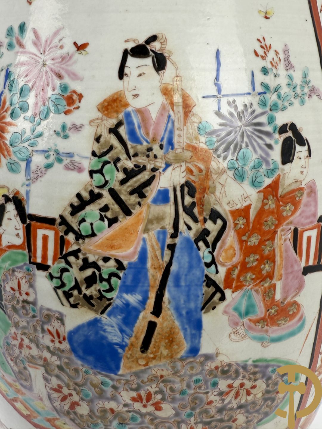 Paar Japanse porseleinen waaiervazen met bloemen en geanimeerd decor