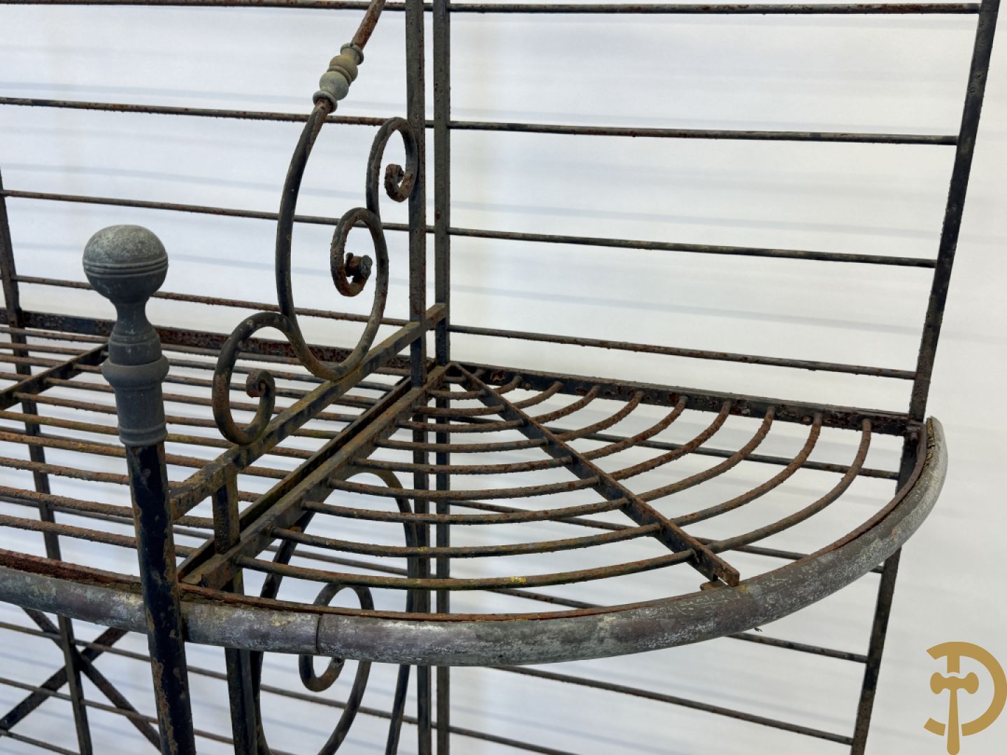 Ijzeren verweerd bakkersrek met afgeronde zijkanten