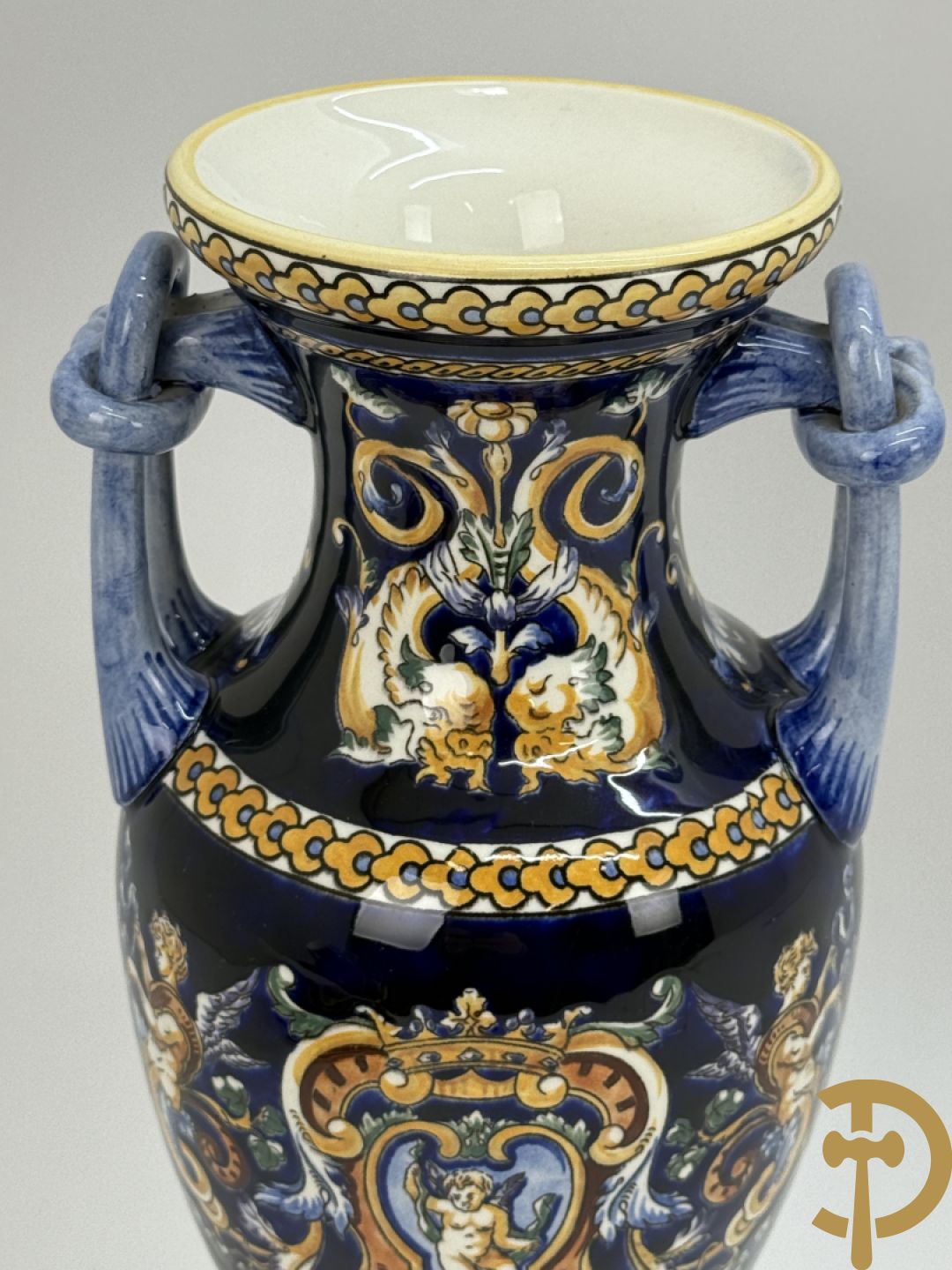 Gien schaal, 2 borden, coupe en 2 vazen met cupidodecor, decor 54