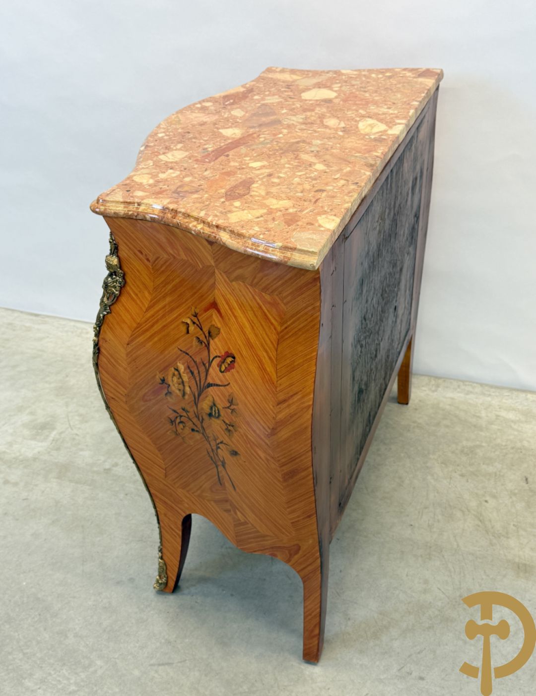 Notelaren gegalbeerde drieladencommode met bloemenmarketterie en marmeren blad
