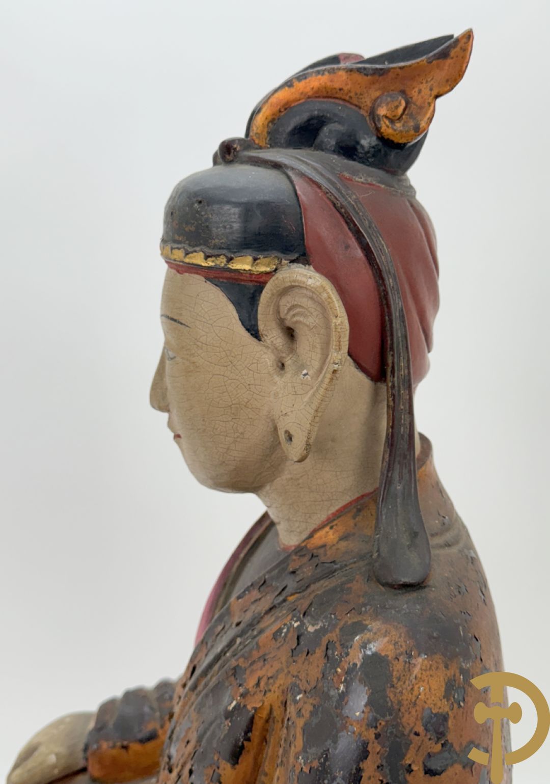 Houtgesculpteerd en gepolychromeerd zittend boedhistisch figuur