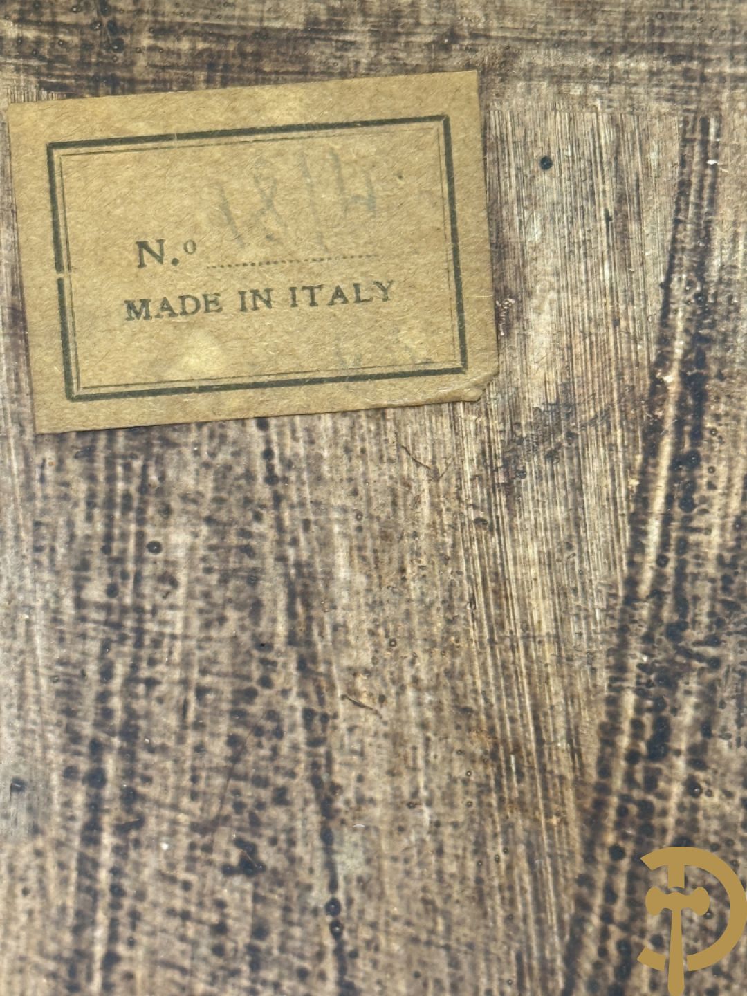 2 sets van drie vergulde Italiaanse inschuifbare bijzettafels