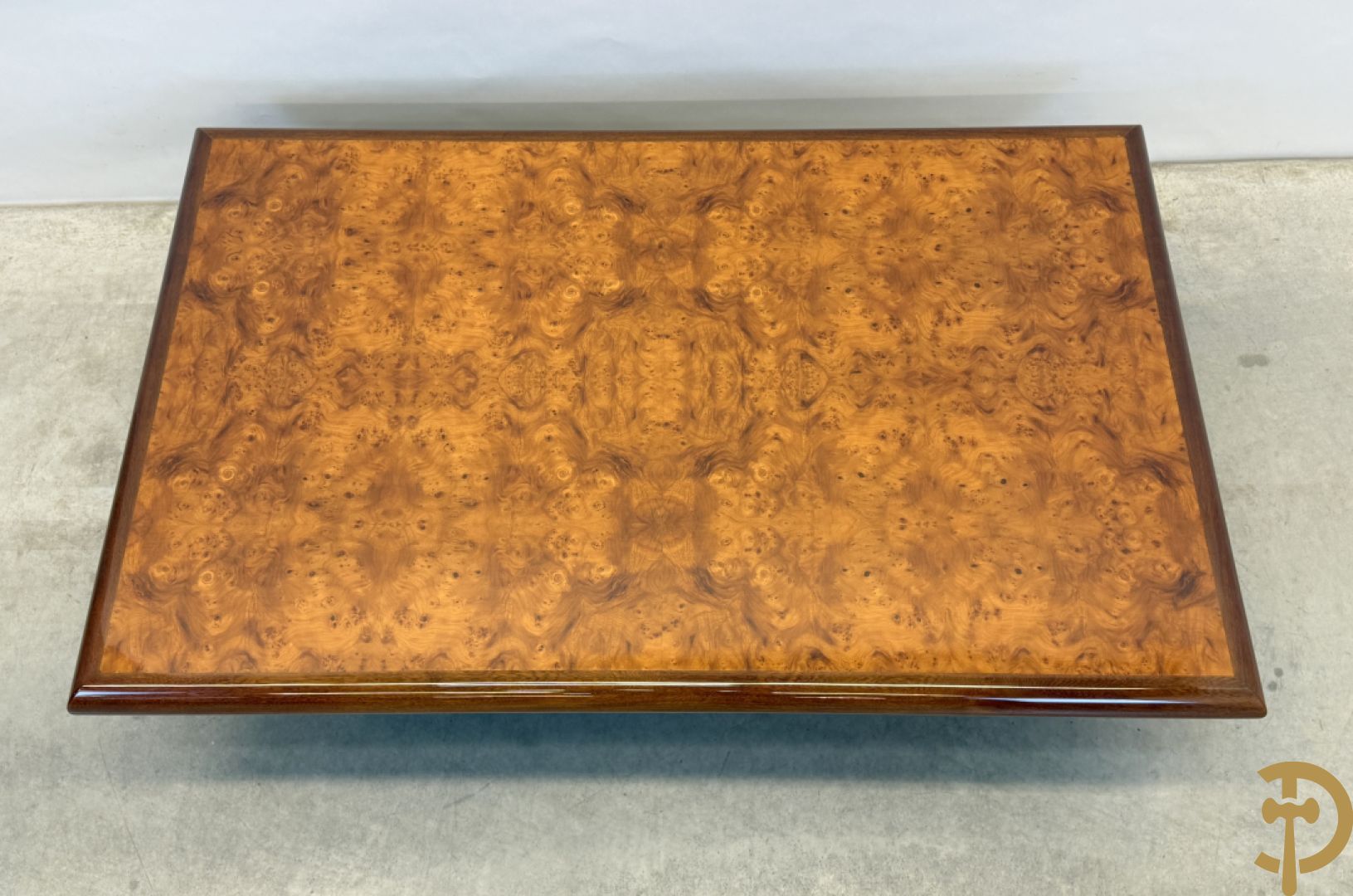 Wortelnotehouten salontafel met notelaren boord, gemerkt Mahay J.C.