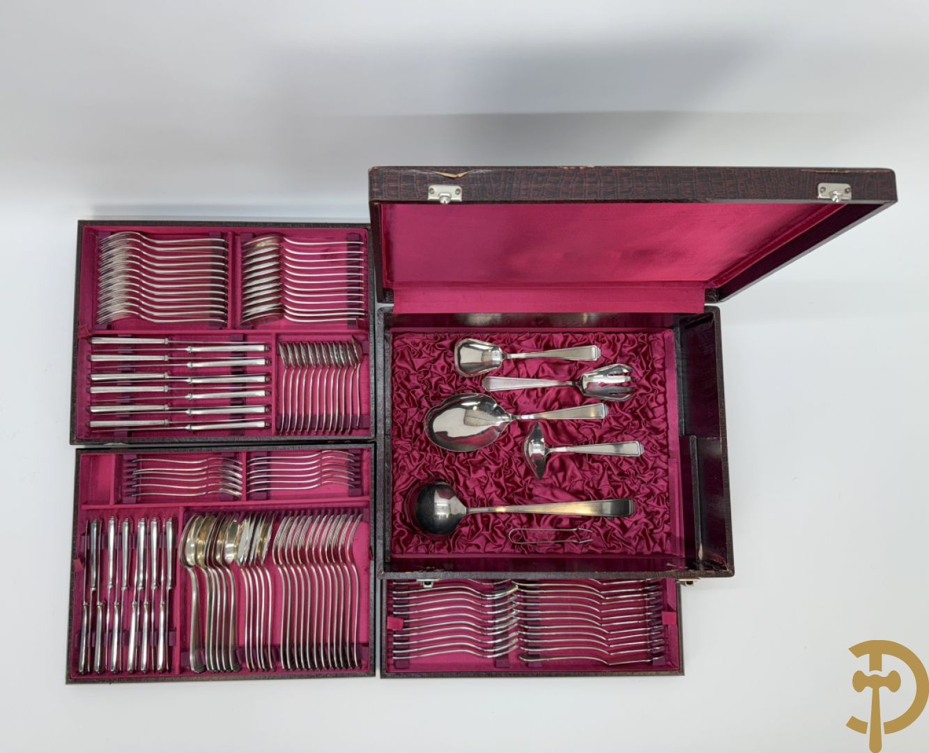 Massief zilveren bestek in koffer, gemerkt AWS 800, bestaande uit 12 vorken, 12 lepels, 12 messen, 12 dessertvorken, 12 dessertlepels, 12 dessertmessen, 12 koffielepels en 12 taartvorkjes + 12 verzilverde  visvorken en vismessen gemerkt Wello + verzilverde soepscheplepel gemerkt Wellner 90